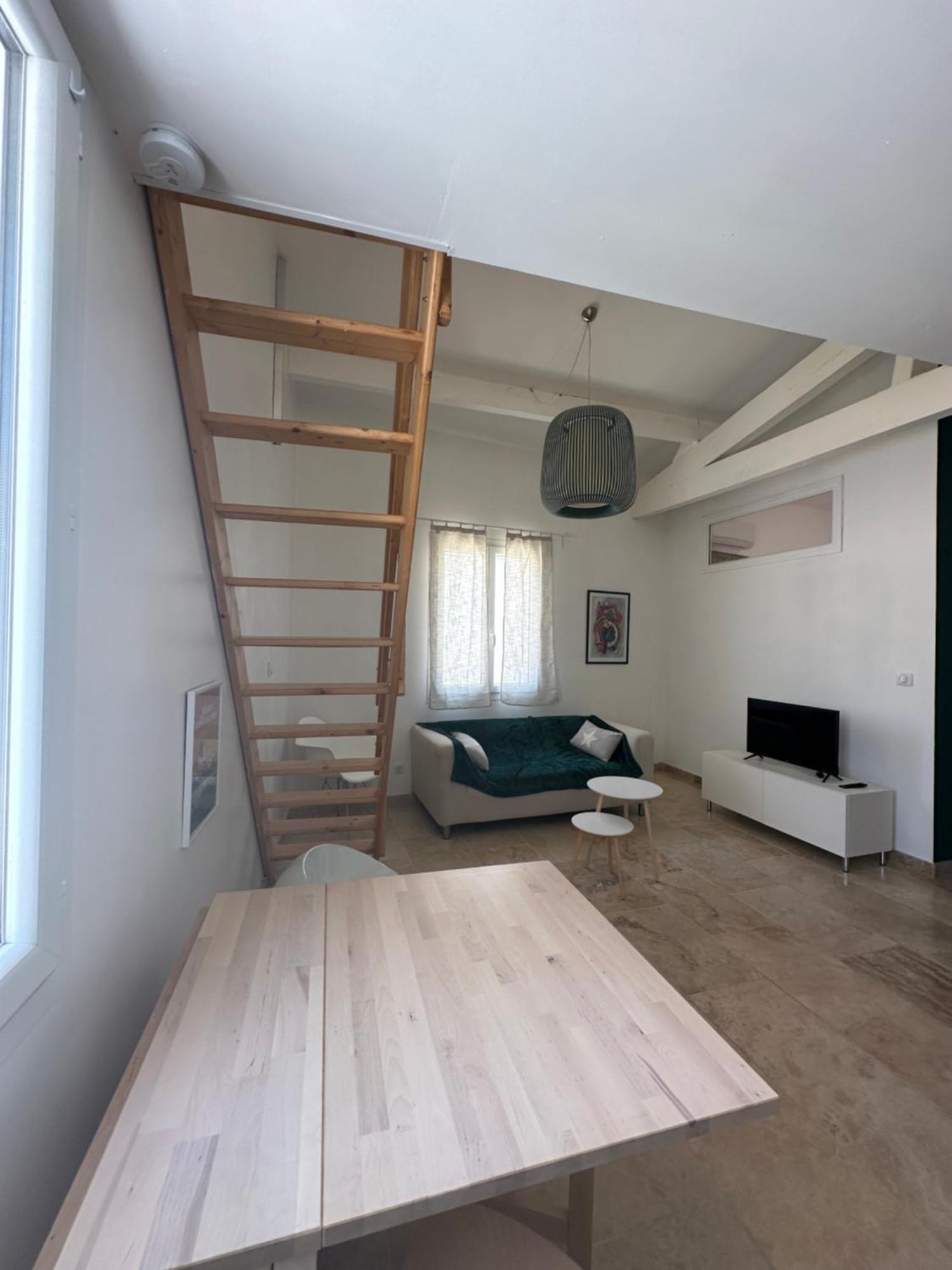 Appartement Avec Vue Sur L Eglise Des Saintes Exteriér fotografie